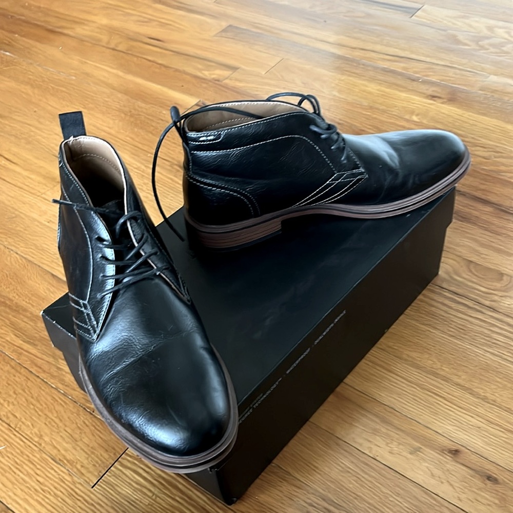Men’s size 9 black Chucka boot
